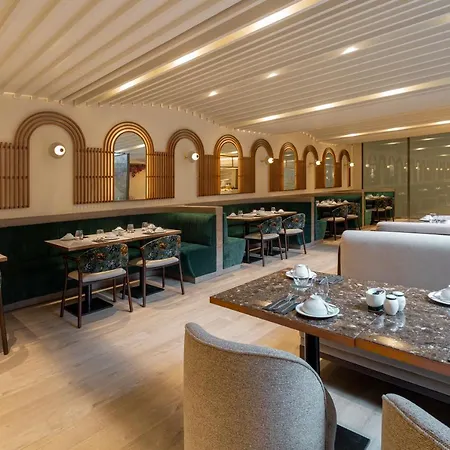 Luster Hotel