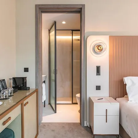 Luster Hotel