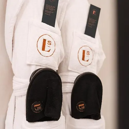 Luster Hotel